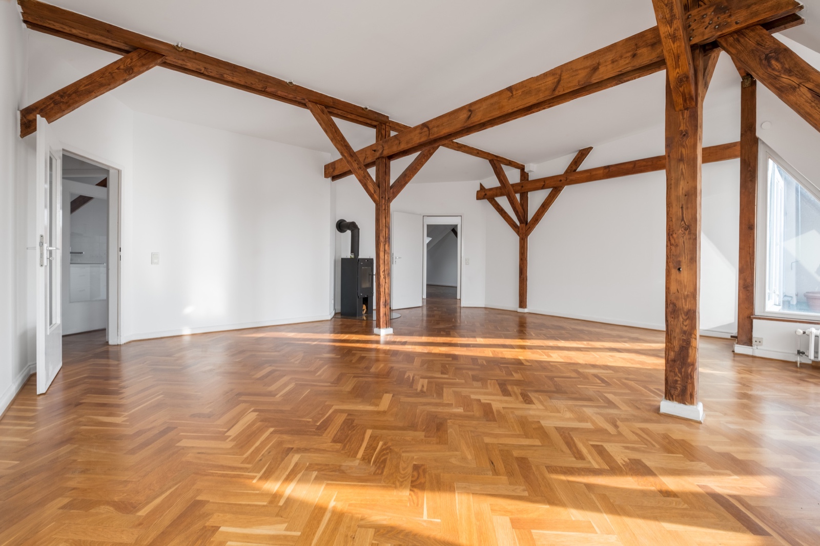 Dachgeschoss Wohnung - Zimmer mit Dachbalken und Parkett Boden